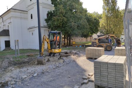 Folytatódik a Kossuth tér dél-keleti részének felújítása