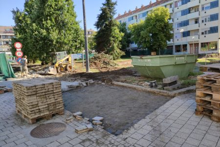 A tereprendezésnél tart a Kossuth tér felújítása