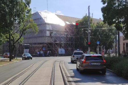 Napszemüvegben élvezhető igazán az Emlékpont csillogása