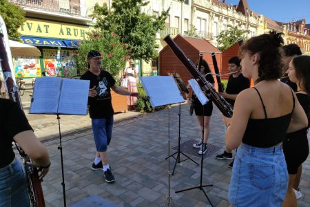Flashmobbal lepték meg a zenei táborosok a mit sem sejtő vásárhelyieket – videóval