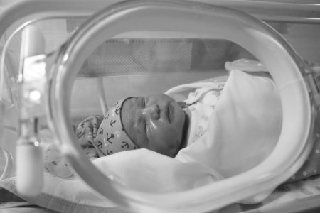 Kisbabát helyeztek el a babamentő inkubátorban
