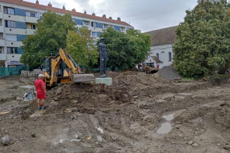 Látványos földmunkát végeznek a Kossuth téren