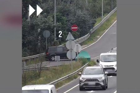 Eltévedt az autós, majd bele is hülyült a helyzetbe – videó