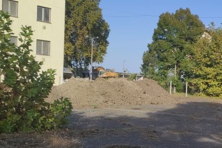 Az udvari épületekkel kezdték a DÉMÁSZ-irodaház bontását