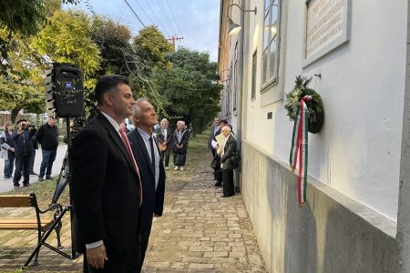 Időutazás a Serháztéren – látható emléktáblák