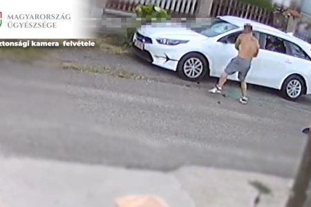 Őrjöngve vert szét két autót egy férfi – videóval