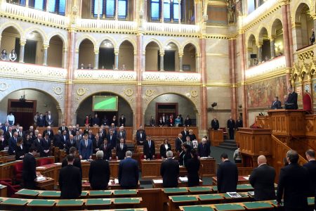 Végtelen veszélyhelyzet: a fideszes kétharmad újra meghosszabította