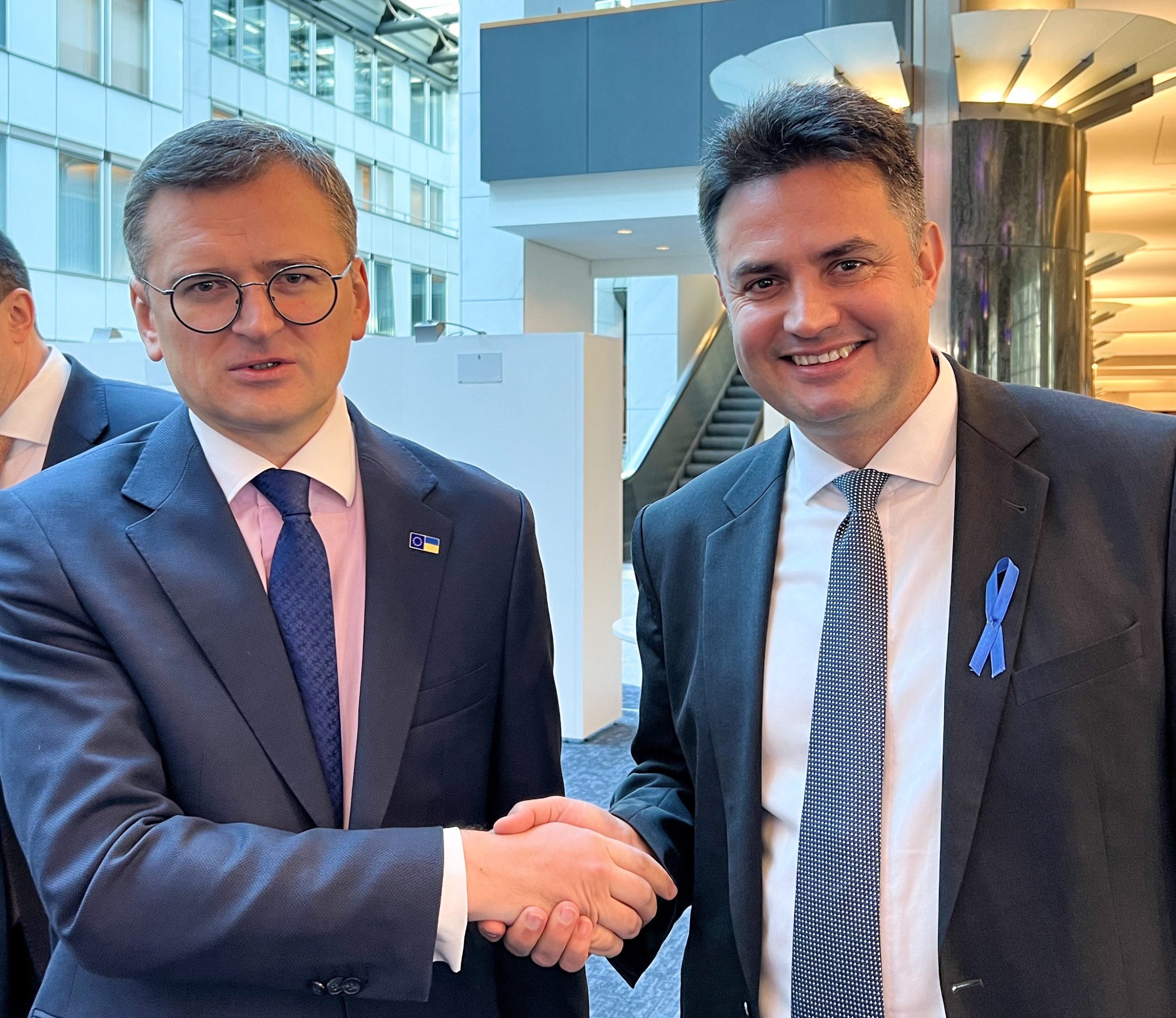 7BFAC490-DEEE-429A-BEB4-AC0181D17B9D