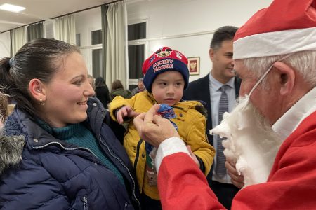 Kétszáz csomagot hozott az MMM-Mikulás