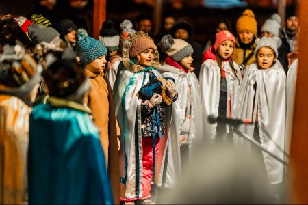 Felragyogott a remény gyertyája a város adventi koszorúján