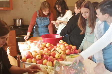Folytatódik a főzőiskola, indul a táncoktatás