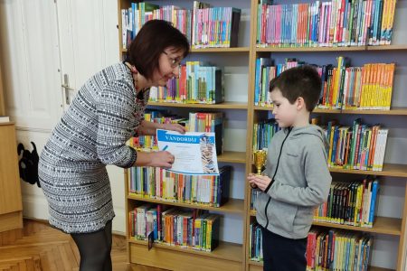 7 éves a legtöbb könyvet kölcsönző legfiatalabb vásárhelyi olvasó