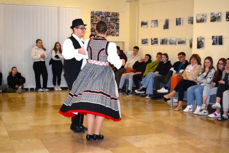 Táncra perdült a Cseresnyés kollégium