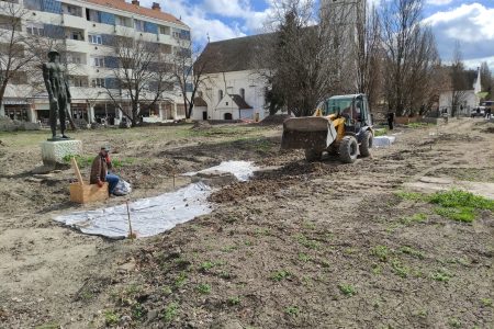 Ismét dolgoznak a Kossuth téren