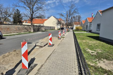 Lakossági kérésre újult meg a Móricz Zsigmond és a Virág utca padkája