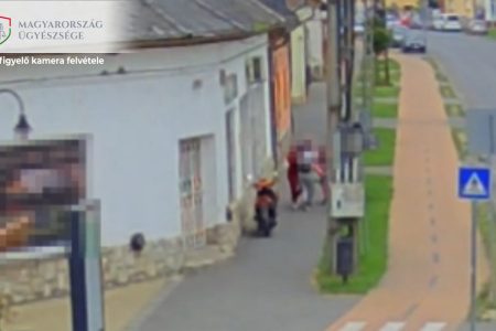 A bolt előtt verekedett össze két nő – videó