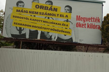 Ismét óriásplakátokat ragasztottak át Vásárhelyen