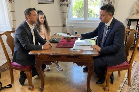 Fényesedik a város