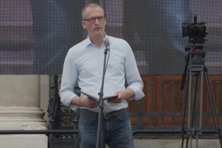 Azonnali hatállyal elbocsátották munkahelyéről a szombati tüntetés egyik felszólalóját