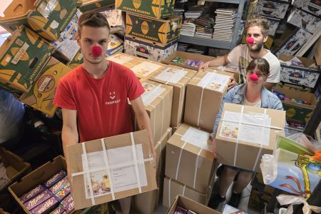 Gyermeknapra csomagot kapott 25 gyermekkórház a bohócdoktoroktól