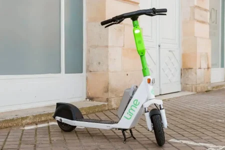Mától Vásárhelyen is lehet használni a Lime-rollereket