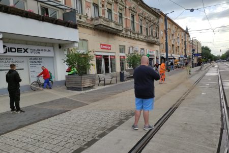 Madárhálót húztak az Andrássy út 3-ra