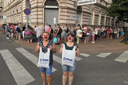 350 élelmiszercsomagot osztottak ki a rászorulóknak Szegeden