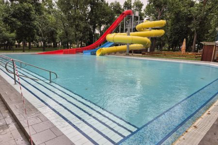 Nyitásra készülnek a vásárhelyi fürdő medencéi