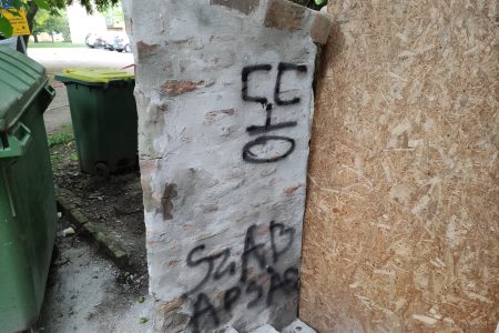 Máris megrongálták az Ótemplom felújított védfalát
