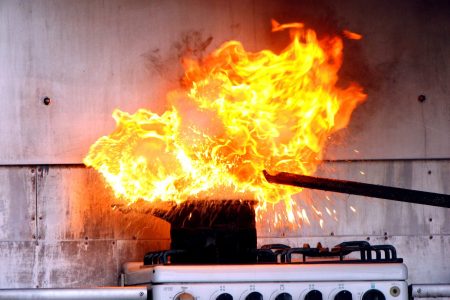 Vásárhelyen szemetes konténer, Csongrádon magára hagyott étel gyulladt ki