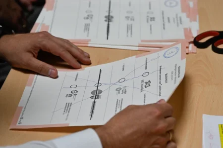 Elkezdték a főpolgármester-választáson leadott szavazatok újraszámolását