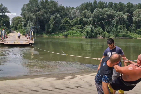 Nem semmi: Foggal húzták el az 50 tonnás mindszenti kompot – videóval!