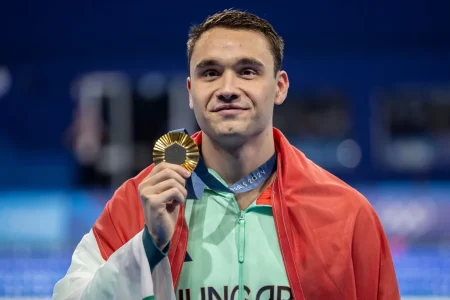 Milák Kristóf és Csipes Tamara viszik a magyar zászlót a záróünnepségen