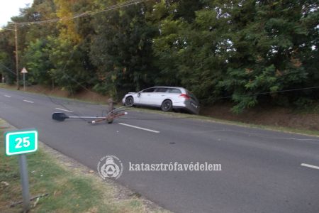 Villanyoszlopnak csapódott egy autó Székkutason