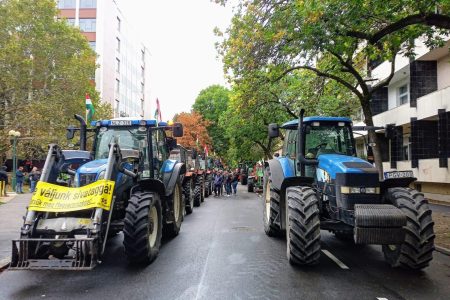 Két kilométernyi autós-traktoros menettel demonstrált a kormány ellen a Mi Hazánk