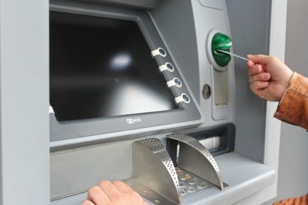 A minimálbérig ingyenessé tenné a készpénzfelvételt az MSZP