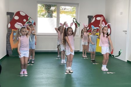 Nyuszitánccal avatták fel az új sportszobát a Pálffy utcai oviban