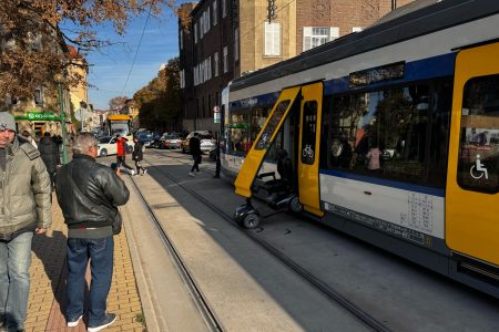 Rokkantkocsi gurult ki a tram-trainből Szegeden – frissítve!