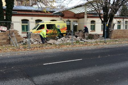 Bontják a kórház melletti kőfalat