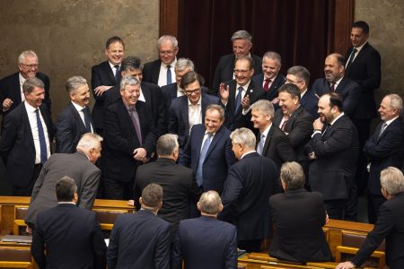 Jelentősen növelhetik a parlamenti frakciók működésére fordított támogatás mértékét
