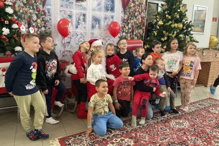 Minden gyermeknek jár a gyermekkor – az ukrán menekült gyerekekhez is eljött a Mikulás