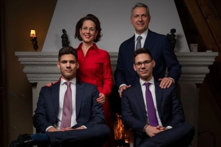 Lázár János családjával a batidai kastélyából kíván boldog adventet mindenkinek