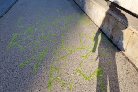 Nagyon érzékeny a rendőrség a festékspraykre – házkutatást tartottak az MKKP egy aktivistájánál a Lázár Jánoshoz is köthető kastély miatt