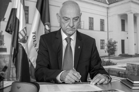 Váratlanul elhunyt Tolna vármegye főispánja