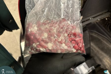 Ecstasy és efedrines bogyók az Audi kárpitja mögött – videóval