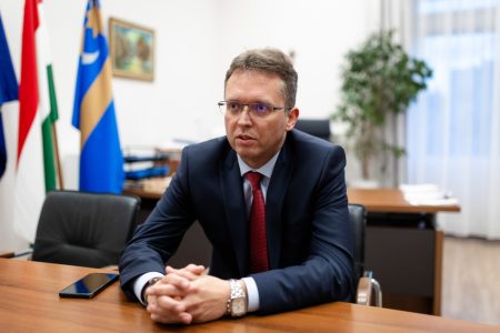 Visszavonták az állami kitüntetést a költő-tanártól, akinek egy tavalyi molesztálási ügyében a mai napig nyomoz a rendőrség