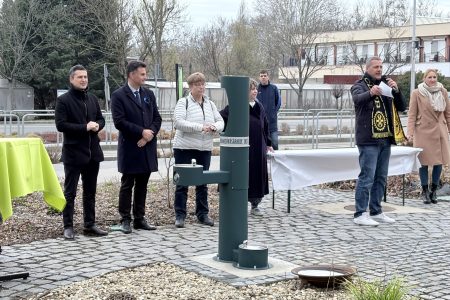 A víz világnapján adták át a Rotary kutat