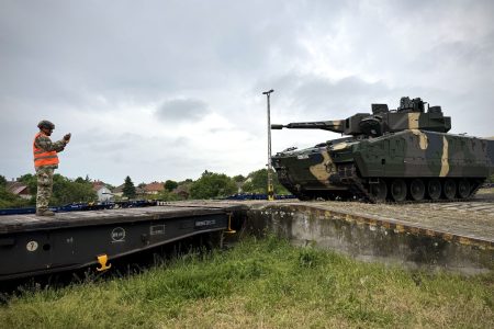 Fél kilométeres szerelvényt vontatnak a Bakonyba