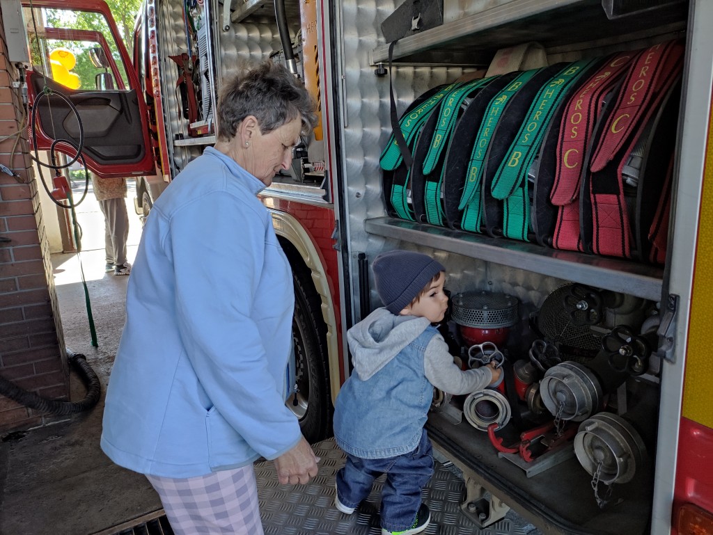 Nyitott szertárkapuk (1)