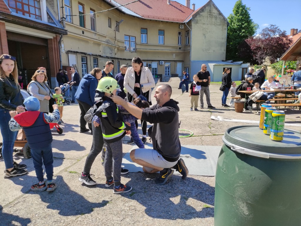 Nyitott szertárkapuk (10)